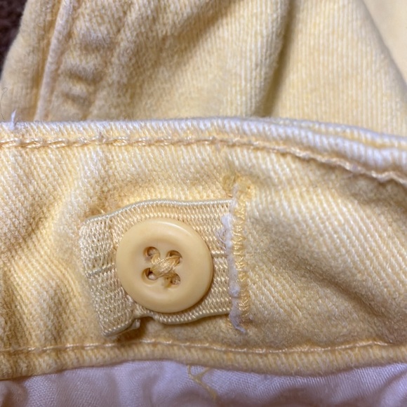 Levi’s size 10 banana yellow Capri-to knee shorts, EUC waist adjuster - Picture 4 of 6